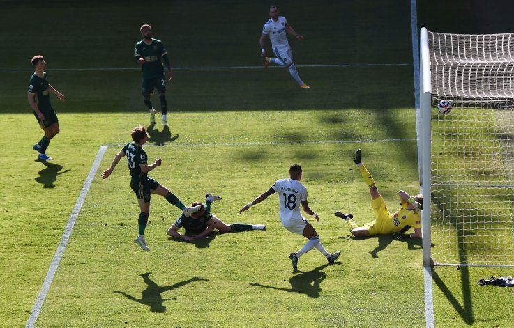 El gol en contra del Sheffield que le dio la victoria al Leeds.