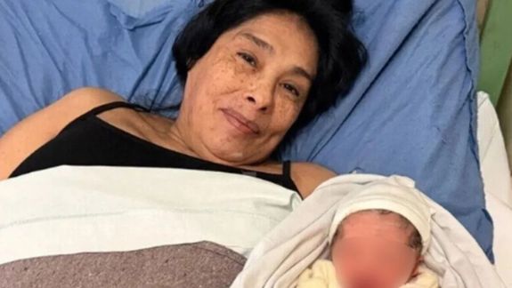 La mujer dio a luz a su primer hijo a los 62 años después de atravesar un embarazo sin complicaciones.