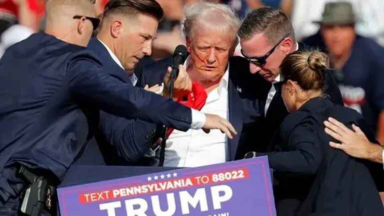 El Servicio Secreto protege a Donald Trump tras los disparos.