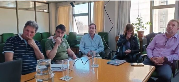 La Mesa fue presidida por el secretario neuquino de Producción e Industria, Juan Peláez, y por el director del Centro Regional Patagonia Norte del Senasa, Ricardo Sánchez. Foto: Senasa. La Mesa fue presidida por el secretario neuquino de Producción e Industria, Juan Peláez, y por el director del Centro Regional Patagonia Norte del Senasa, Ricardo Sánchez. Foto: Senasa.