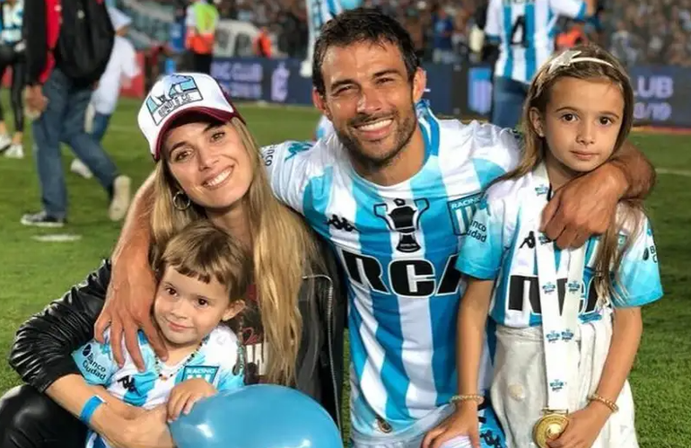 Chechu junto a su marido y sus hijas mayores, Lupe y Carmela.