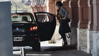 La motosierra llegó la Jefatura de Gabinete, donde prohibieron a los funcionario el uso de autos oficiales y de choferes. La motosierra llegó la Jefatura de Gabinete, donde prohibieron a los funcionario el uso de autos oficiales y de choferes.