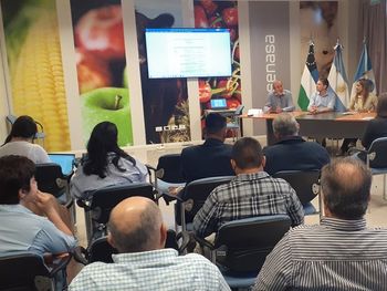 Funcionarios sanitarios de Argentina, Chile, Perú, Ecuador y Uruguay analizan la Técnica del Adulto en Frío (TAF) que protege a la Patagonia de la mosca de los frutos, asegurando mercados internacionales. Funcionarios sanitarios de Argentina, Chile, Perú, Ecuador y Uruguay analizan la Técnica del Adulto en Frío (TAF) que protege a la Patagonia de la mosca de los frutos, asegurando mercados internacionales.