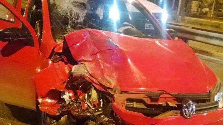 El VW Voyage impactó de atrás a una camioneta Toyota Hilux.