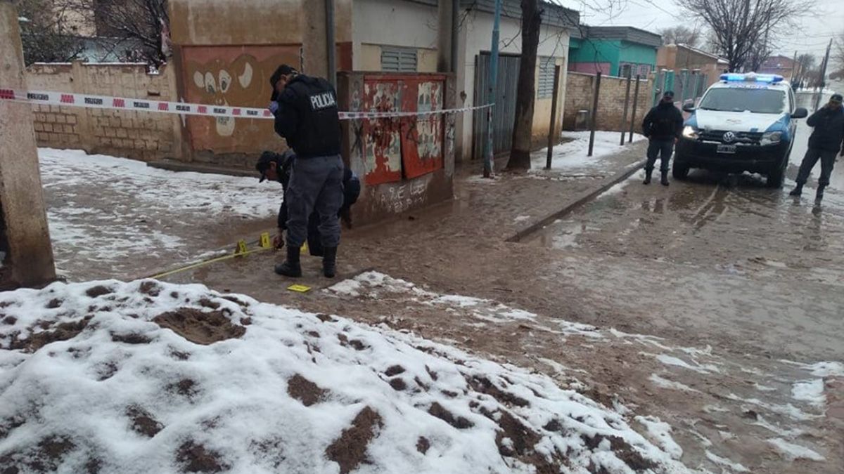 Un policía fue baleado con una tumbera en Cutral Co