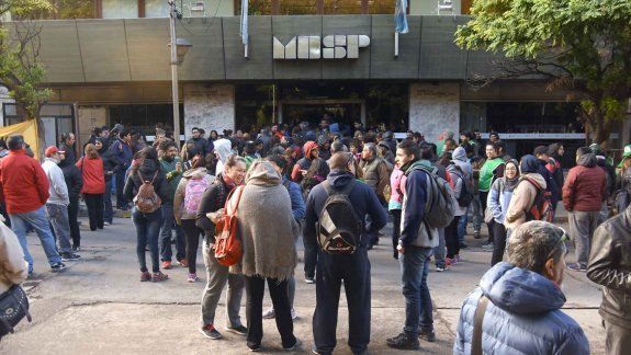 Los estatales ocuparon ayer el edificio de Hacienda. Aseguran que allí se quedarán hasta obtener una respuesta.