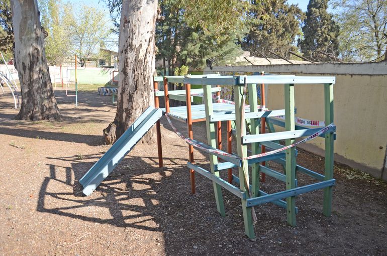 La directora de la escuela, junto a docentes, decidió ponerle cintas de seguridad para evitar que los niños se suban a jugar en ellos. La directora de la escuela, junto a docentes, decidió ponerle cintas de seguridad para evitar que los niños se suban a jugar en ellos.