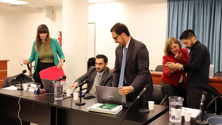 Parte de la defensa de caso de planes sociales. Carolina Johansen, Gonzalo Rodríguez, Fabián Flores y Alfredo Cury. Parte de la defensa de caso de planes sociales. Carolina Johansen, Gonzalo Rodríguez, Fabián Flores y Alfredo Cury.