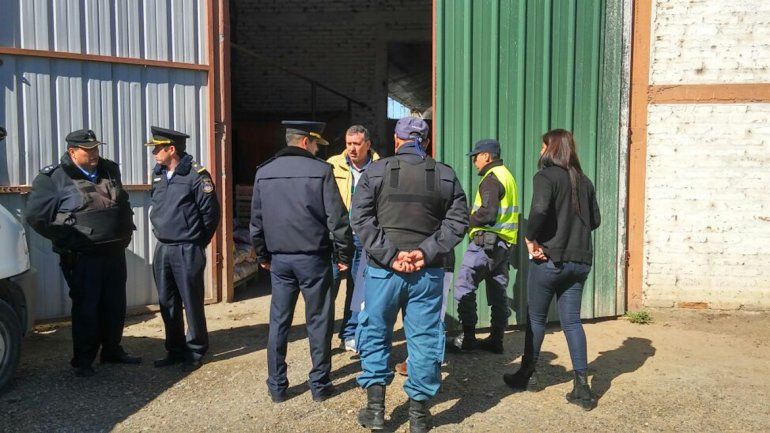 En un principio el dueño del mercado amenazó a inspectores.