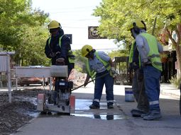 Trabajadores municipales ya se encuentran trabajando para hormigonar la calle Roca de Cipolletti. Trabajadores municipales ya se encuentran trabajando para hormigonar la calle Roca de Cipolletti.