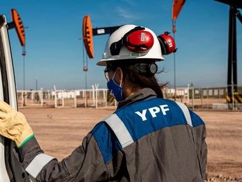 Pese a la falta de acuerdo con Santa Cruz, YPF fijó el 28 de febrero como plazo final para su salida de los yacimientos convencionales de la provincia, y ya ofrece retiros voluntarios. 