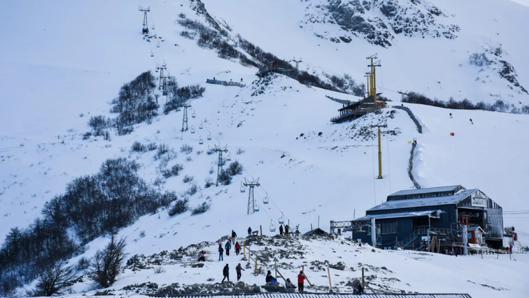 Cerro Bayo: rescataron a un esquiador perdido en la montaña
