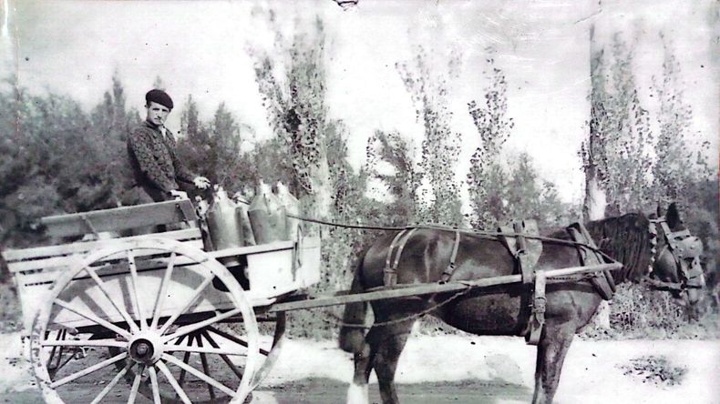 Francisco Gracia Santolaria en su carro lechero. Gentileza Graciela Mariana Gracia
