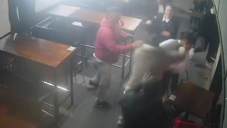 Se querían ir sin pagar de una cervecería y golpearon brutalmente a las mozas: el impactante video