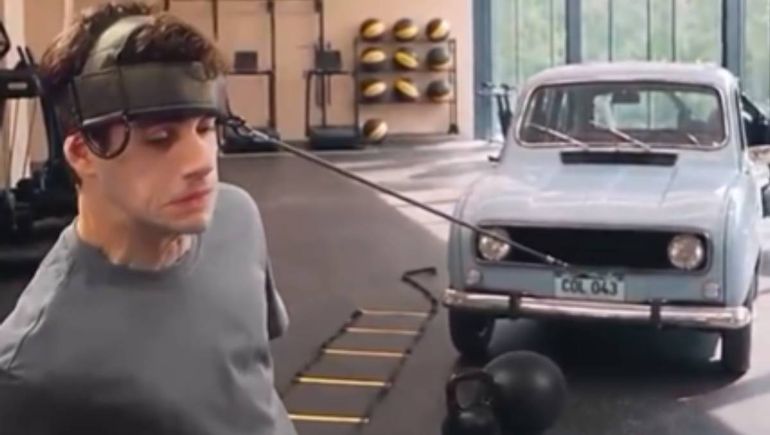 Impactante entrenamiento de Colapinto: entrena su cuello ¡moviendo un auto con su cabeza!