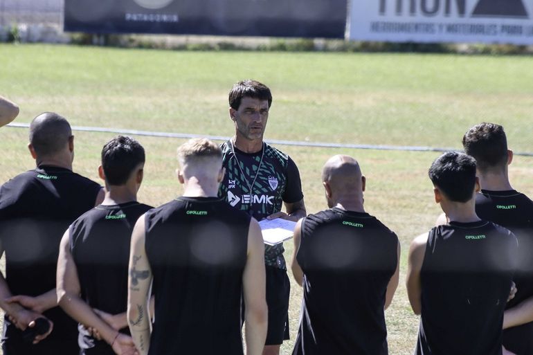 Cipolletti espera por Círculo Deportivo y Gustavo Noto planifica el partido. Foto: Anahí Cárdena