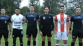 Sanz (en el medio) ya fue el árbitro de Sansinena ante Cipo este año. Foto: El Bunker Deportivo Sanz (en el medio) ya fue el árbitro de Sansinena ante Cipo este año. Foto: El Bunker Deportivo