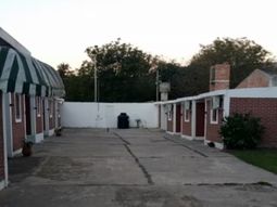 En medio de las inspecciones en el lugar, los investigadores encontraron un teléfono celular roto. En medio de las inspecciones en el lugar, los investigadores encontraron un teléfono celular roto.