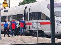 El operador del servicio manifestó su agradecimiento a los pasajeros que detuvieron al atacante en el tren de Alemania. Foto: EinsatzReport24