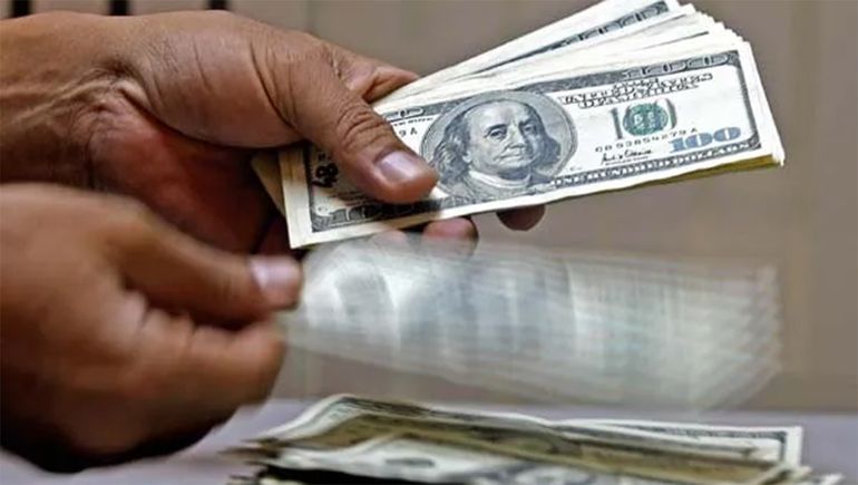 El dólar blue volvió a pegar un salto y cierra la semana en un número inesperado