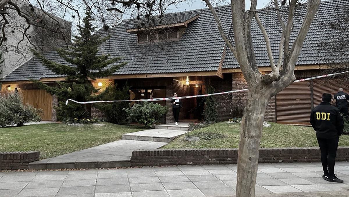 El domicilio donde ocurrió el trágico asesinato de Izzo, en San Antonio de Padua. Su esposa continúa herida de gravedad.