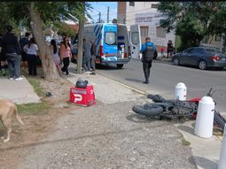La moto del delivery de Comodoro Rivadavia y, a unos metros, la mochila para los repartos: el trágico accidente fue el 14 de febrero. La moto del delivery de Comodoro Rivadavia y, a unos metros, la mochila para los repartos: el trágico accidente fue el 14 de febrero.