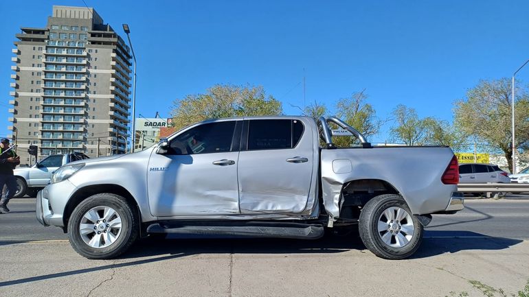 La camioneta fue impactada en su lateral izquierdo. La camioneta fue impactada en su lateral izquierdo.