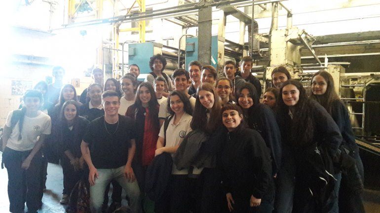 Alumnos de cuarto año del Santa Teresa visitaron LM Neuquén