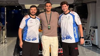 Nicolás Bianco (izquierda) y Gregorio Mandrini (derecha) junto al futbolista argentino Franco Russo, que milita en el Qatar Sports Club. Foto: Instagram @franrusso3 Nicolás Bianco (izquierda) y Gregorio Mandrini (derecha) junto al futbolista argentino Franco Russo, que milita en el Qatar Sports Club. Foto: Instagram @franrusso3