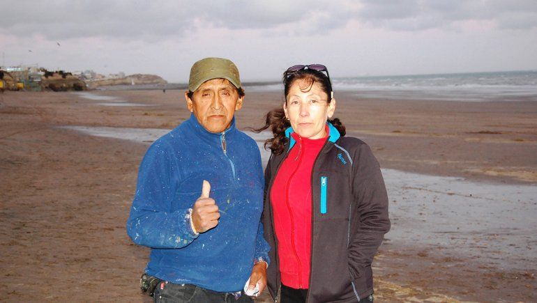 El pintor que usa la playa como un lienzo