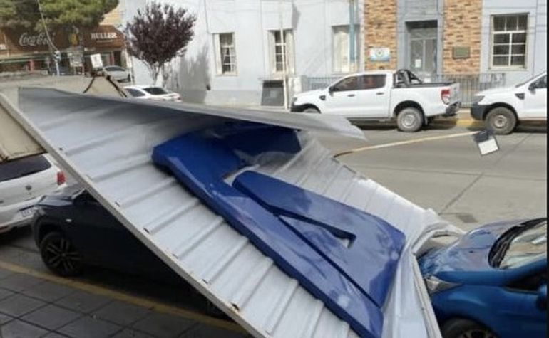 Se voló el techo de un edificio en Comodoro Rivadavia. Se voló el techo de un edificio en Comodoro Rivadavia.