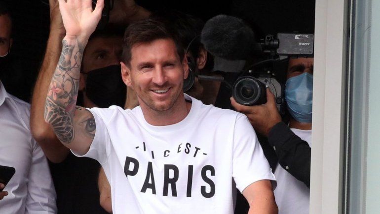 Conocé el precio de la camiseta que Messi volvió viral en su llegada al PSG.