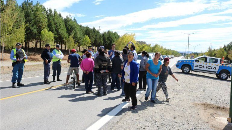 Cortan la Ruta 40 para reclamar seguridad a la empresa de colectivos