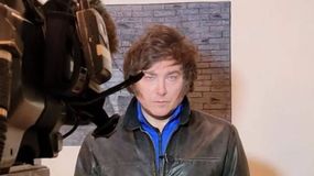 Fin del misterio: revelan por qué Javier Milei usa un buzo azul debajo de su campera de cuero