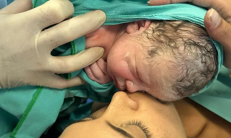 El momento exacto en que Maypi conoció a su beba India.