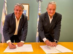 El gobernador, Rolando Figueroa, firmó junto al presidente del IAPG, Ernesto López Anadón, un acuerdo acerca del patrocinio del programa provincial de becas entre las petroleras.