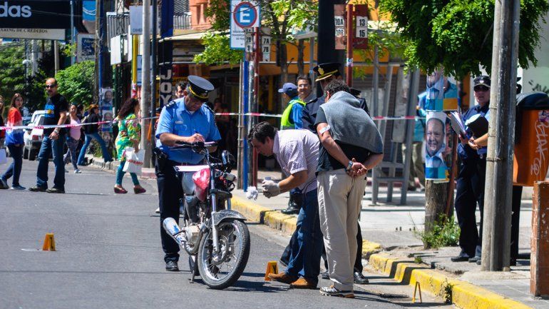 En la calle Alcorta quedaron los rastros del tiroteo entre policías y ladrones por el asalto a la joyería. La policía halló el arma de un delicuente.