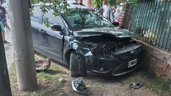 Chocaron en la esquina y un auto terminó contra el paredón