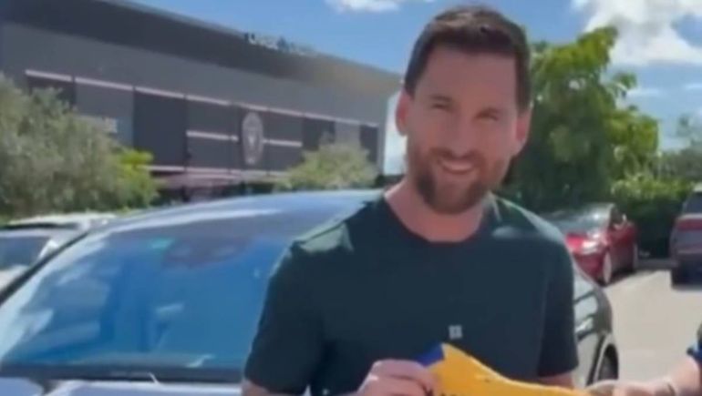 La sorpresiva foto de Messi posando con la camiseta de un histórico club del fútbol argentino