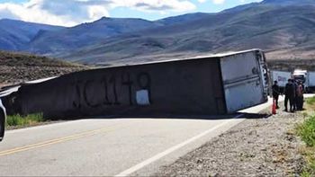 El vuelco del camión chileno que circulaba por la Patagonia argentina obligó a cerrar la ruta 40 hasta que Vialidad Nacional logró removerlo. El vuelco del camión chileno que circulaba por la Patagonia argentina obligó a cerrar la ruta 40 hasta que Vialidad Nacional logró removerlo.