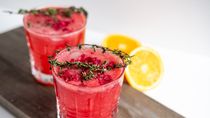 Tres recetas de jugos detox y refrescantes hechos con frutillas. Tres recetas de jugos detox y refrescantes hechos con frutillas.