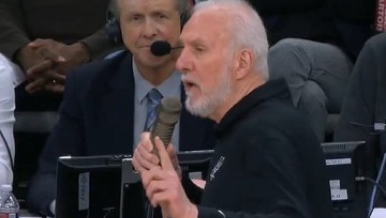 Popovich con el micrófono en el partido del miércoles.&nbsp;