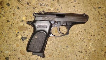 iban en moto, quisieron escapar de la policia y cayeron sobre la vereda iban en moto, quisieron escapar de la policia y cayeron sobre la vereda