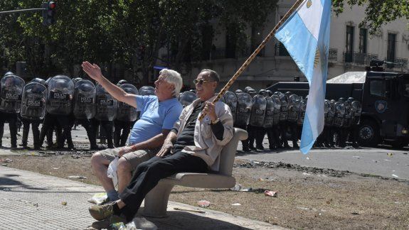 Dos jubilados se manifiestan en el Congreso. 