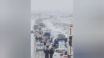 Tremendo: la caravana de vehículos colapsa la Ruta Nacional 237, en Piedra del Águila. Tremendo: la caravana de vehículos colapsa la Ruta Nacional 237, en Piedra del Águila.