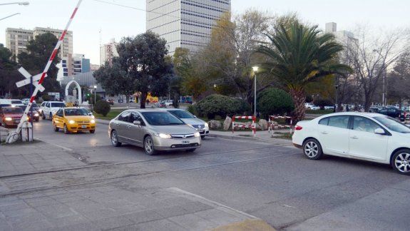 En Avenida Olascoaga y las vías dejaron tirado al hombre, que fue asistido por la Policía y la ambulancia.