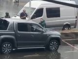 Temporal en Buenos Aires: un vecino cortó la calle para evitar que se inunde su casa y lo atropelló una camioneta