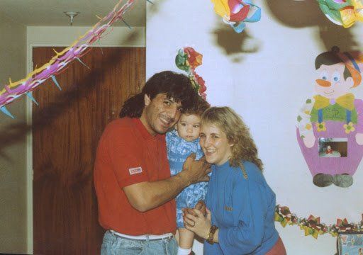 Funes y una imagen familiar, junto a su hijo Juan Pablo, que dirige la fundación “Corazón de Búfalo”.