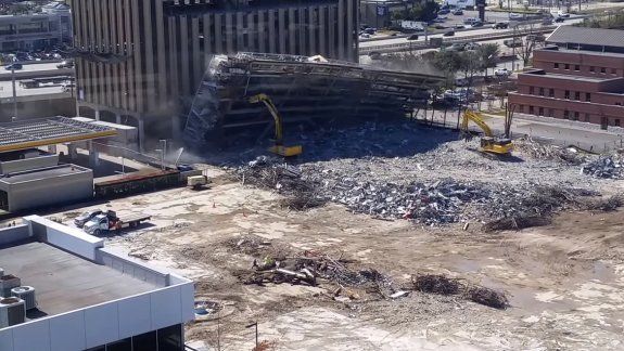 Se le cayó encima un edificio de 7 pisos y sobrevivió