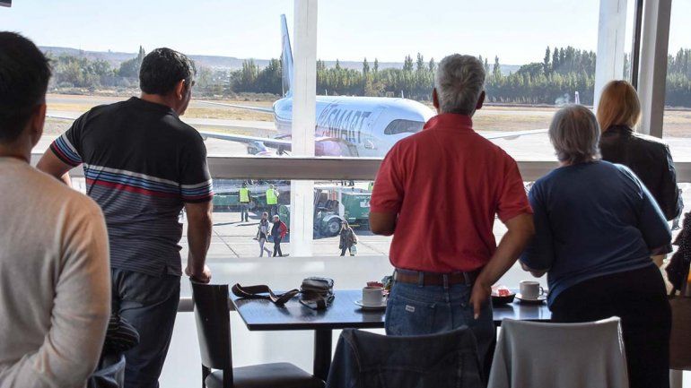 Las aerolíneas low cost manejan la mitad del mercado local